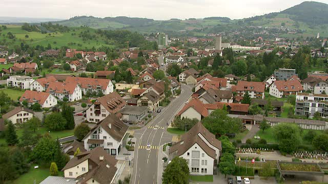 Wadenswil，瑞士苏黎世Gipf oberfrick村鸟瞰图，有火车站、铁路和SBB货车列车视频素材