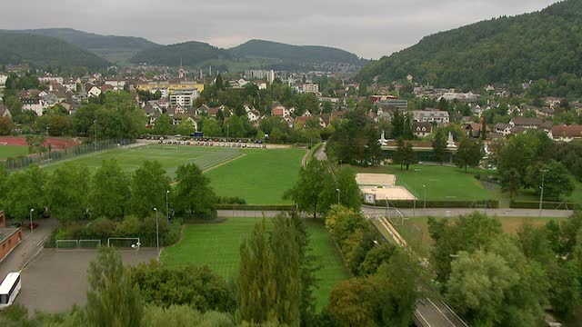 Wadenswil，苏黎世，瑞士，Liestal，带火车站的城市鸟瞰图视频素材