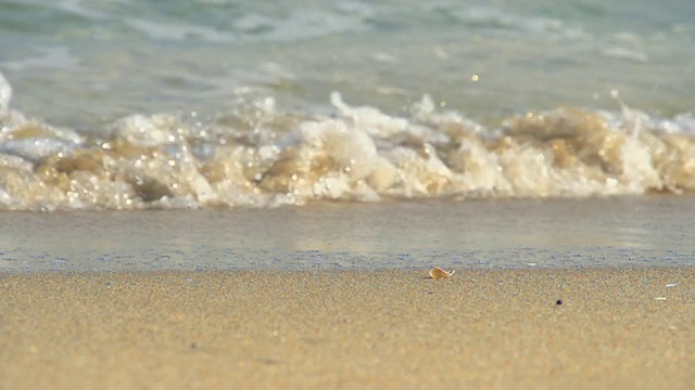 高清超级慢动作:海浪拍打海岸视频素材