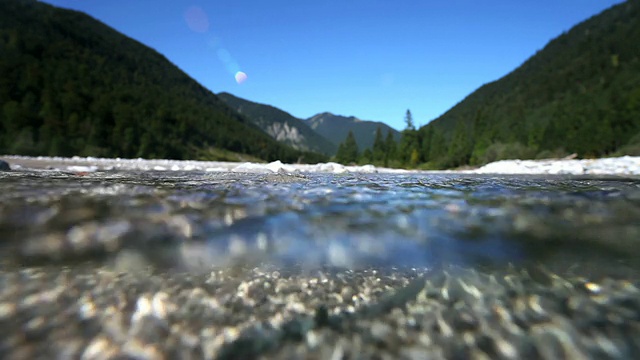 高清水下清澈的山河视图视频素材