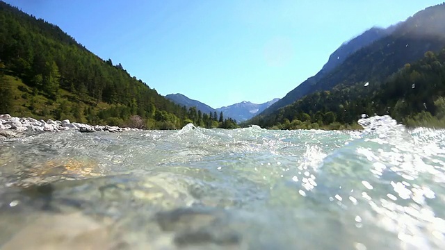 清晰的山河的高清水面视图视频素材