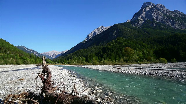 高清山地景观与河流跟踪拍摄视频素材