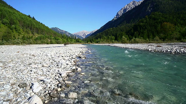 高清山地景观与河流跟踪拍摄视频素材