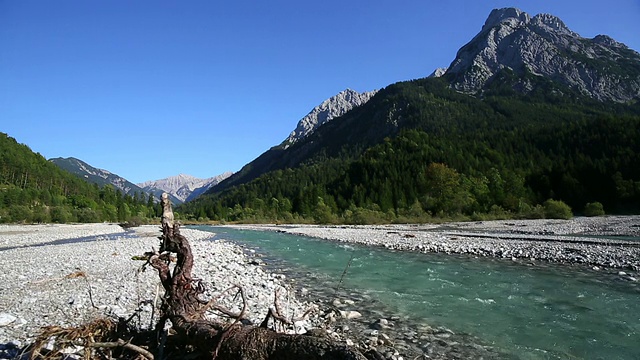 高山景高清河岸(跟踪拍摄)视频素材