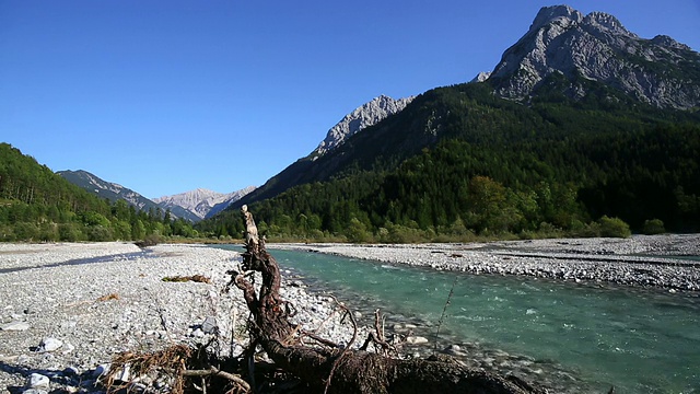 高山景高清河岸(跟踪拍摄)视频素材