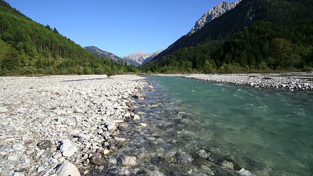 高山景高清河岸(跟踪拍摄)视频素材