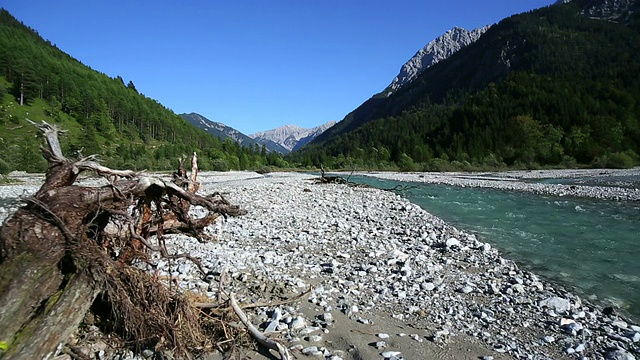 高山景高清河岸(跟踪拍摄)视频素材