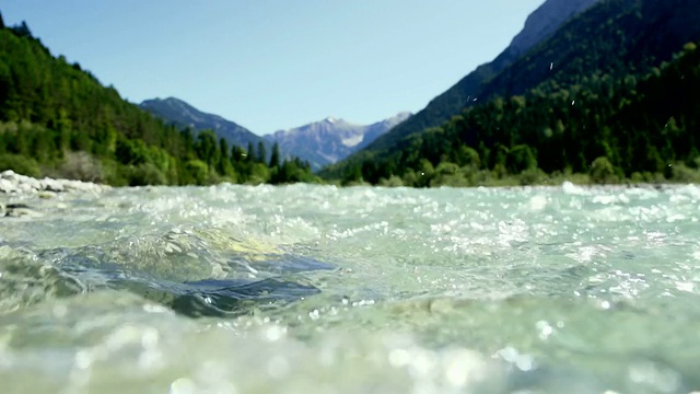 Clear Mountain River POV(可循环的)视频素材