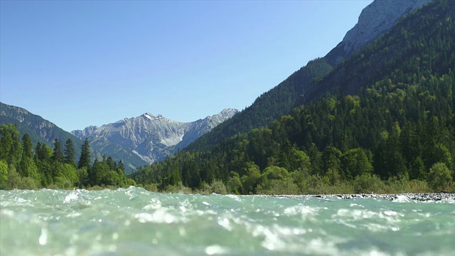 Clear Mountain River POV(可循环的)视频素材