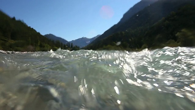 高山河流的高清表面水平视图视频素材