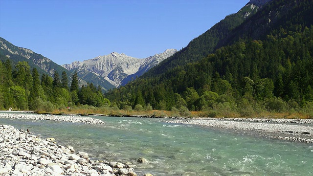 高山景观中的高清天然河流(可循环)视频素材