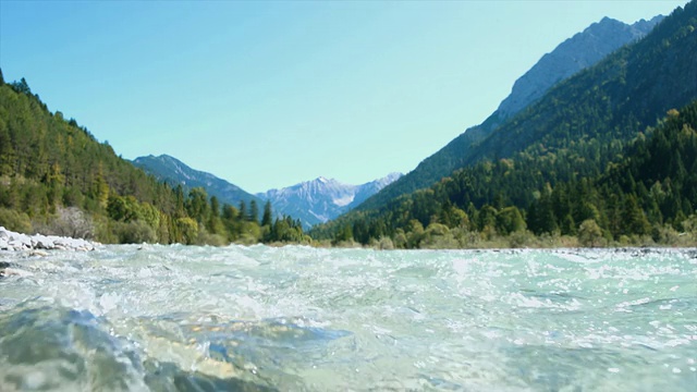 SLO MO清山河POV视频素材