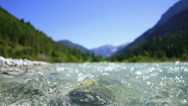 高山河流的高清表面水平视图视频素材