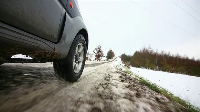 POV越野车在雪泥路上行驶视频素材