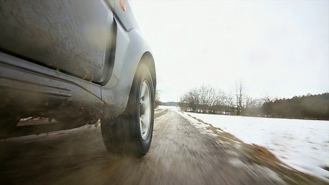 POV越野车在雪泥路上行驶视频素材