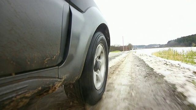 POV越野车在雪泥路上行驶视频素材