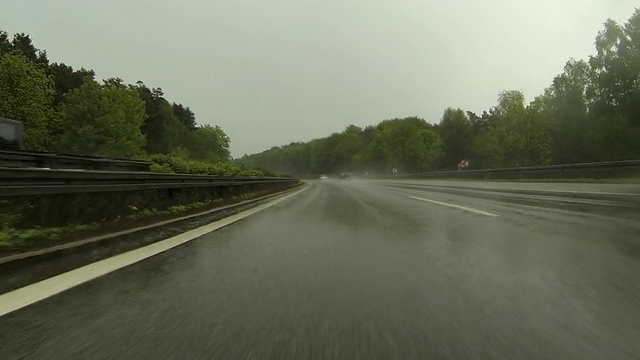 POV在下雨的公路上驾驶视频素材