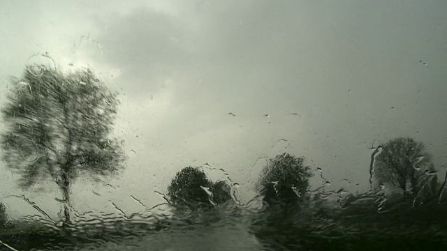 POV在雨中开车视频素材