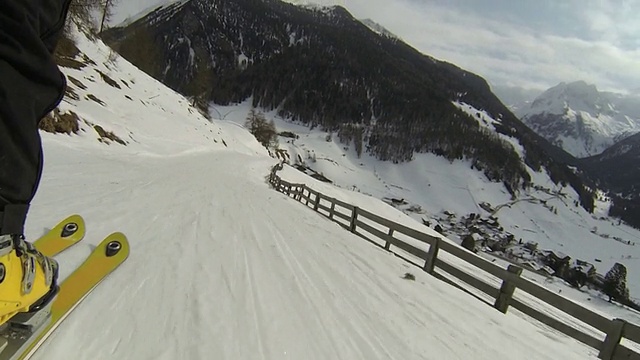 高山景观中的POV滑雪骑行视频素材