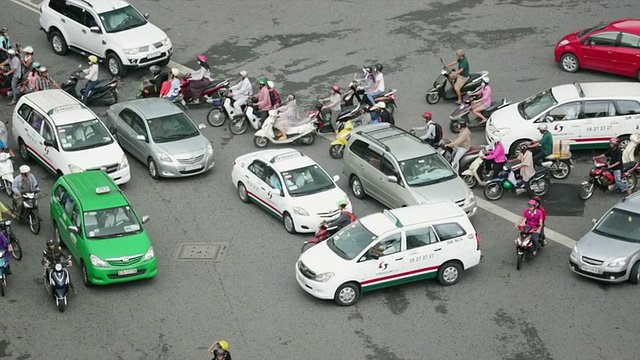 胡志明市十字路口交通繁忙，摩托车横行视频素材