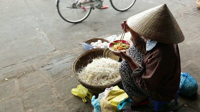 妇女吃和卖豆芽和鸡蛋视频素材