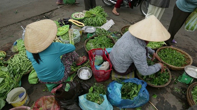 在街上卖蔬菜的越南妇女视频素材