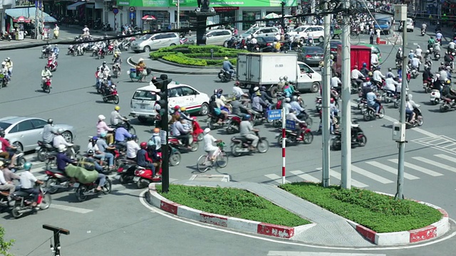 胡志明市环岛和路口的交通状况视频素材