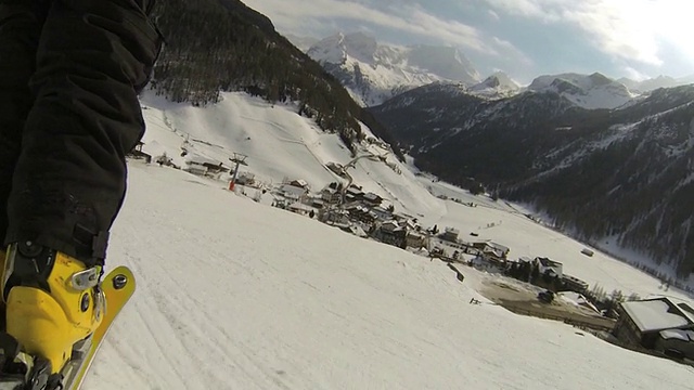 高山景观中的POV滑雪骑行视频素材