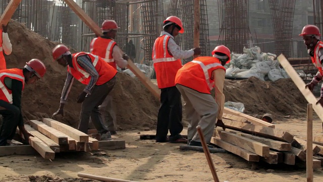 建筑工人在建筑工地工作，德里，印度视频素材