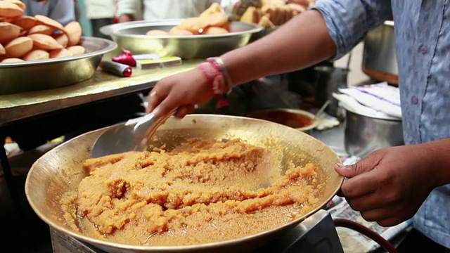 印度德里，男子烹饪moong dal halwa视频素材