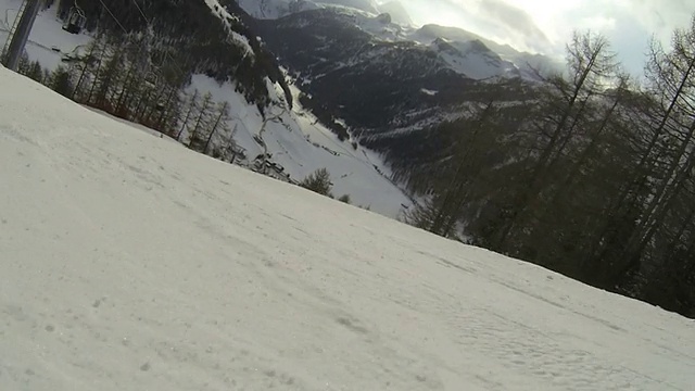 高山景观中的POV滑雪骑行视频素材