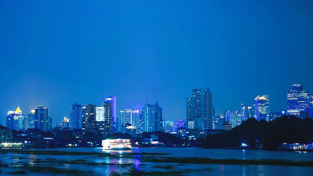 时间的流逝——夜晚曼谷的摩天大楼和河流。视频素材