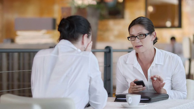 HD多莉:欣喜若狂的女人在Café视频素材