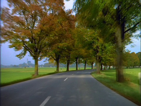 汽车的观点，在曲折的乡村道路在秋天视频素材