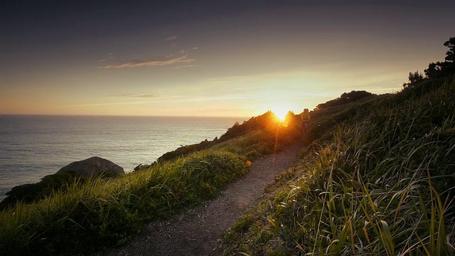 美国俄勒冈州，俯瞰Ocean / Port Orford Heads State Park的男子骑自行车的风景视频素材