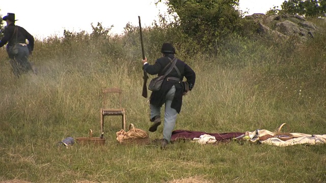 手持式联盟士兵撤退并跑过废弃的野餐地点/米德尔堡，弗吉尼亚州，美国视频素材