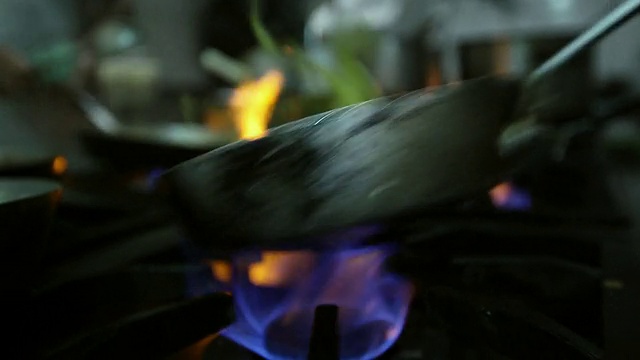 巴西圣保罗的餐厅厨房正在准备微软食品视频素材