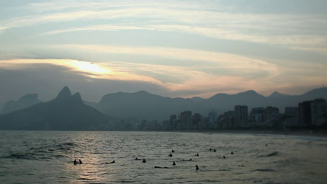 从pedra do arpoador看日落伊帕内玛和leblon海滩/里约热内卢de Janeiro，巴西视频素材