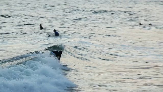 在伊帕内玛海滩冲浪/巴西里约热内卢里约热内卢视频素材