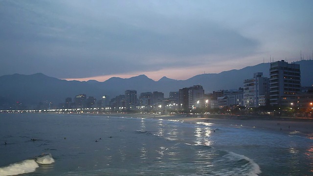 从pedra do arpoador看日落的伊帕内玛和leblon海滩在后面的背景/里约热内卢de Janeiro，巴西视频素材