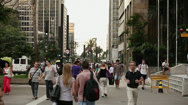 巴西圣保罗的WS Avenida paulista大道上的行人视频素材