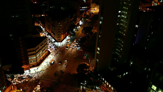 WS R/F城市夜间街道和交通车辆城市/贝洛奥里藏特，米纳斯吉拉斯州，巴西视频素材