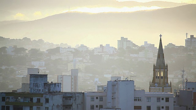 城市日落和山/贝洛奥里藏特，米纳斯吉拉斯州，巴西视频素材