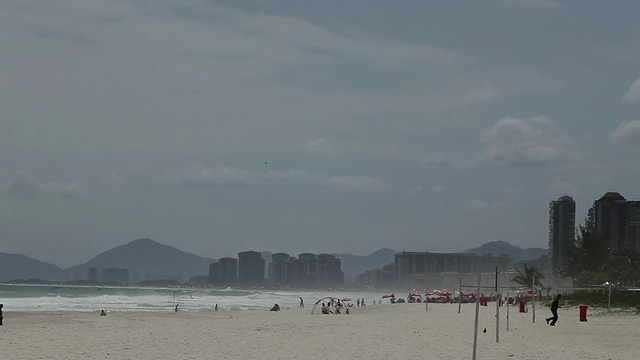 WS beach Barra da Tijuca Barra da Tijuca beach pan /里约热内卢de Janeiro，巴西视频素材