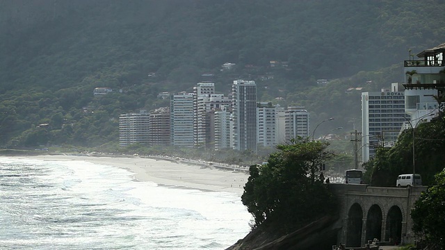 巴西尼迈耶大道/里约热内卢里约热内卢大道，圣孔拉多海滩视频素材