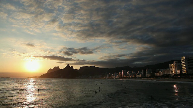 从pedra do arpoador看日落，伊帕内玛和leblon海滩和Morro dois irmaos /里约热内卢de Janeiro，巴西视频素材