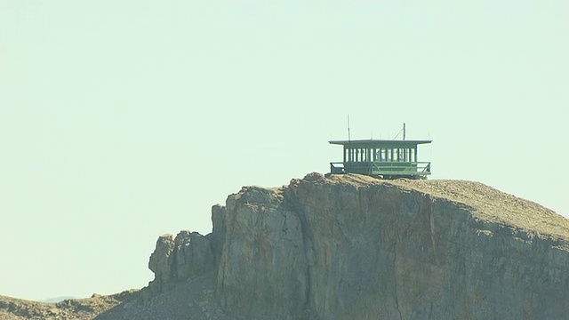 美国蒙大拿州鲍勃马歇尔荒野地区的观测塔和山脉视频素材