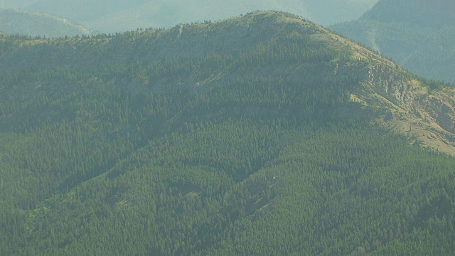 美国蒙大拿州鲍勃马歇尔荒野地区上空的消防直升机视频素材