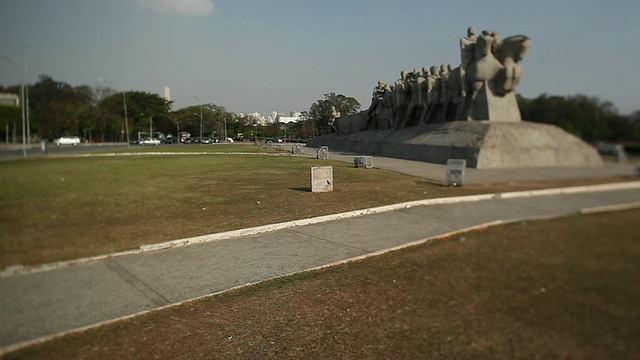 巴西圣保罗，Bandeiras pan, WS Estatua do Empurra雕像纪念碑视频素材