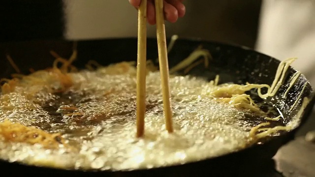 巴西圣保罗厨师/厨师正在准备一道菜天妇罗虾，典型的日本食物油炸视频素材